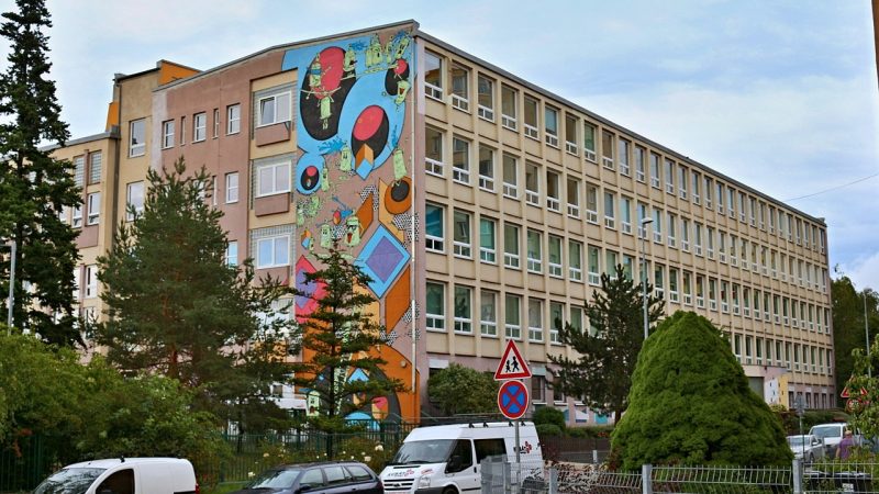 Uzavřeny české školy a omezeny akce
