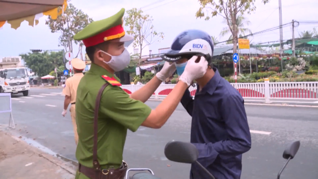 Vietnam zavřel školy, Hyundai přerušuje výrobu