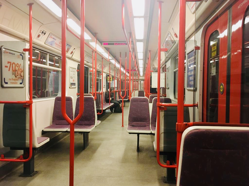 Prázdný vagon metra